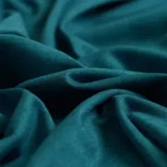 Tela de lyocell con pliegues profundos, mostrando su caída suave. A pesar de sus ventajas, hay desventajas del lyocell a considerar.