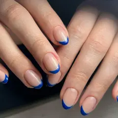 Manos con uñas francesas originales en azul vibrante. Un toque moderno y chic para un look sofisticado.