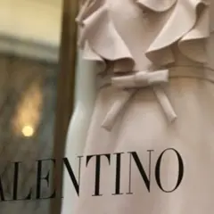 Vestido de Valentino, una de las 10 mejores marcas de ropa de mujer, con volantes y lazo.