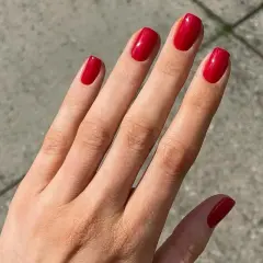 Manos con uñas rojas decoradas elegantes, un toque de glamour para cualquier ocasión.