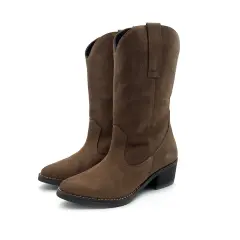Botas camperas de ante marrón, perfectas para aprender como limpiar botas camperas y mantenerlas como nuevas.