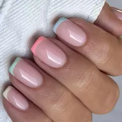 Manicura francesa con puntas de colores pastel: rosa, azul, verde menta y lavanda.