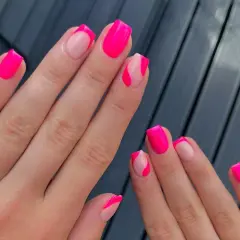 Manicura con diseño moderno en fucsia y nude, ¡un adelanto de las uñas tendencia 2025!