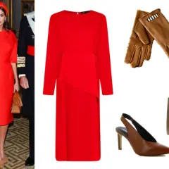 Ideas para combinar vestido coral: un vestido rojo, guantes marrones, bolso y zapatos a juego.
