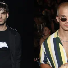 Dos modelos españoles hombres, uno con camiseta negra y logo de Batman, el otro con camisa a rayas y gafas de sol.