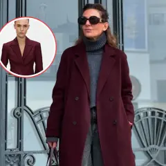 Mujer con abrigo largo color granate pastel y jersey gris. Un círculo insertado muestra un traje a juego.