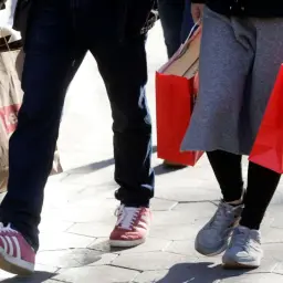 Gente paseando con bolsas de compras, ¡parece que ya llegaron las rebajas de verano!