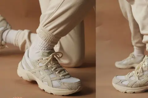 Zapatillas deportivas en color beige claro, combinadas con pantalones y calcetines del mismo tono.