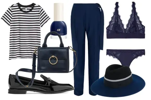 Conjunto elegante en azul marino y negro: camiseta a rayas, pantalón de vestir, lencería de encaje, bolso, zapatos y sombrero.