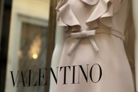 Vestido de Valentino, una de las 10 mejores marcas de ropa de mujer, con volantes y lazo.