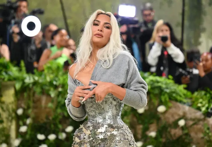 Kim Kardashian deslumbró en la Met Gala con un corsé plateado y un suéter gris.