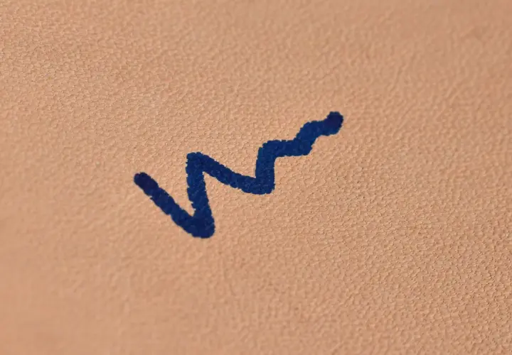 Un trazo de tinta azul sobre piel. ¿Cómo quitar tinta de la piel? Este es el primer paso para solucionarlo.