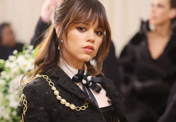 Jenna Ortega deslumbró en la Met Gala con un elegante traje negro adornado con perlas y oro.