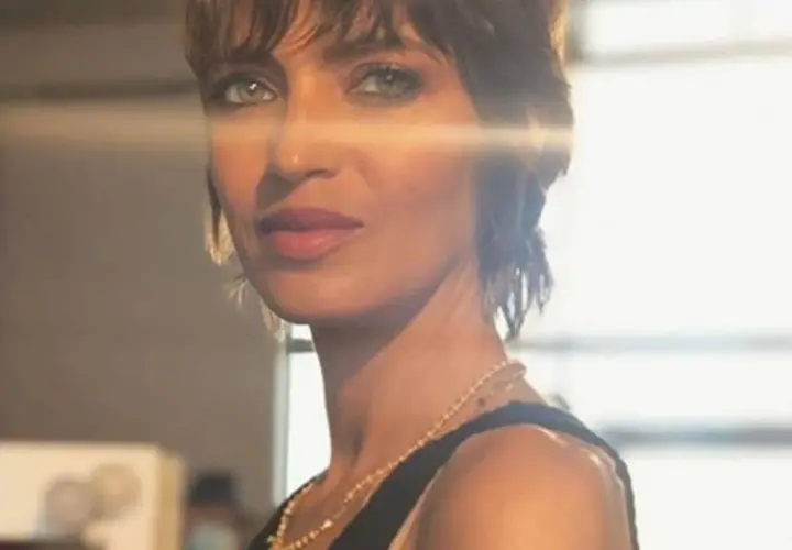Sara Carbonero pelo corto, con mirada intensa y luz dorada bañando su rostro.