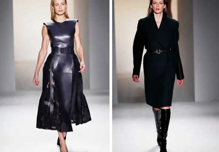 Modelos desfilan creaciones de Calvin Klein (diseñador): un vestido de cuero negro con falda plisada y un conjunto de abrigo y falda en tono oscuro con botas altas.