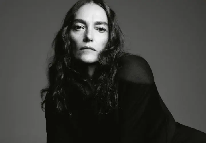 Retrato en blanco y negro de Laura Ponte, mostrando su mirada intensa. La edad de Laura Ponte se refleja en su rostro sereno.