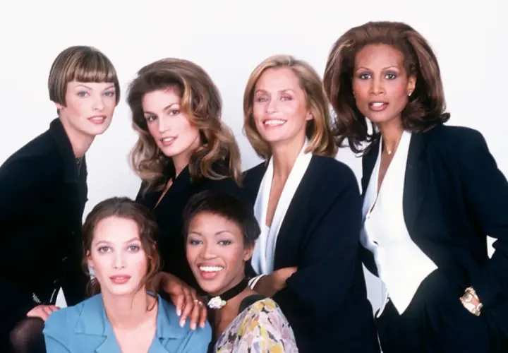 Seis icónicas top models de los 90 posan juntas, un recuerdo de una era dorada de la moda.