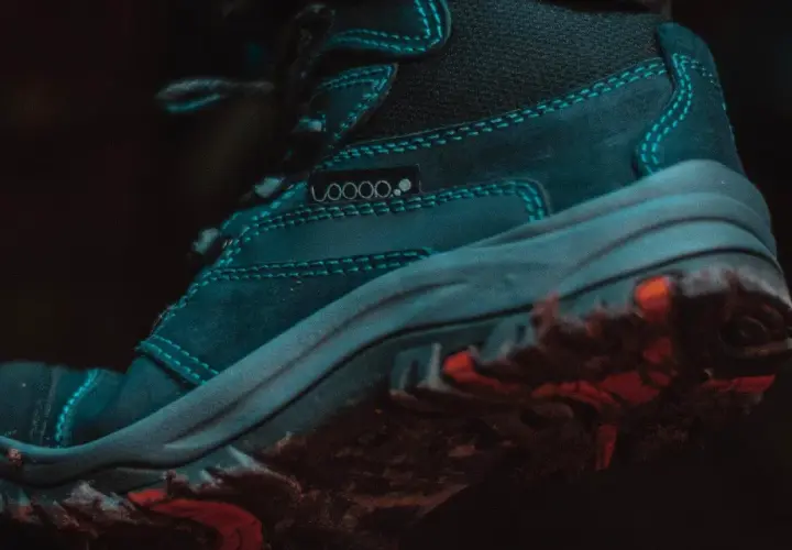 Bota de montaña con barro en la suela. Aprende como limpiar botas de montaña para tu próxima aventura.