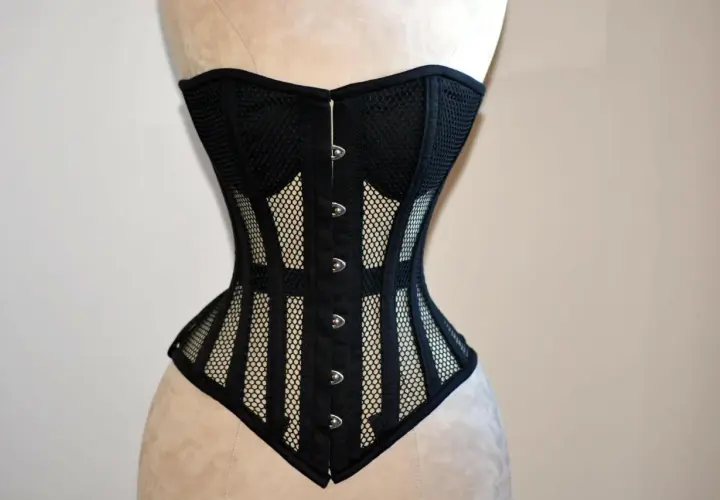 Corsé negro de malla con detalles de tela y broches plateados, diseñado para realzar la figura.