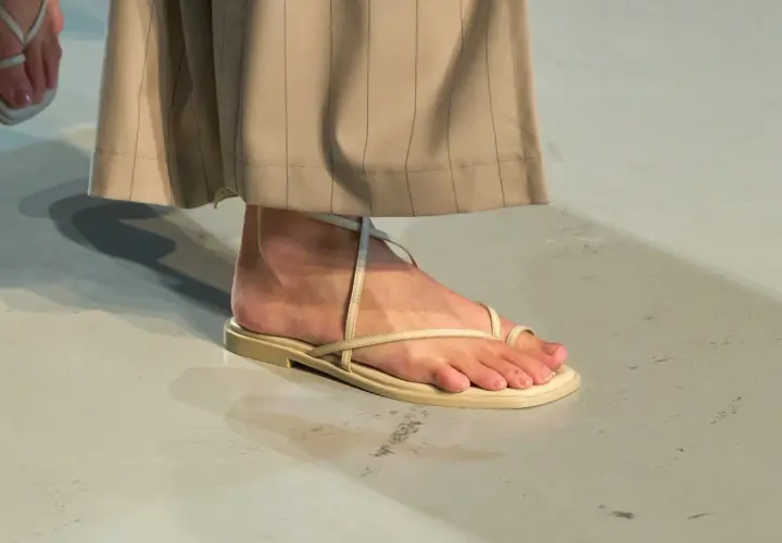 Sandalias tendencia de tiras finas y suela plana, perfectas para un look minimalista.