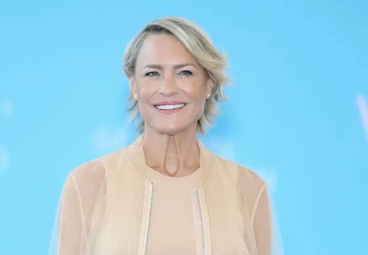 Mujer sonriente con cabello rubio y corte moderno. Inspiración para 50 año cortes de pelo que rejuvenecen a los 50.