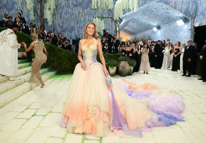 Blake Lively deslumbró en la Met Gala con un vestido degradado de ensueño, su cola se extendía como un arcoíris sobre la alfombra.