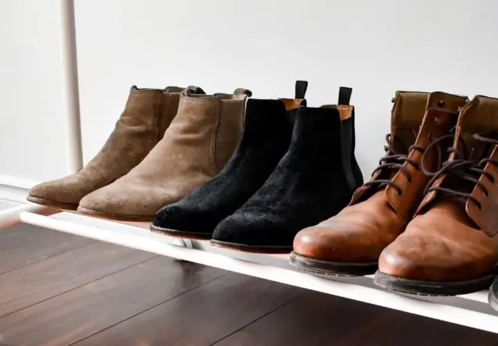 Botas de ante de diferentes colores, listas para teñir. Hay marrones, negras y de cuero.