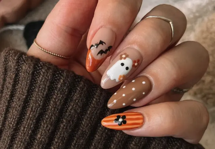 Uñas halloween sencillas con fantasmas, murciélagos y flores. Diseño dulce y espeluznante.