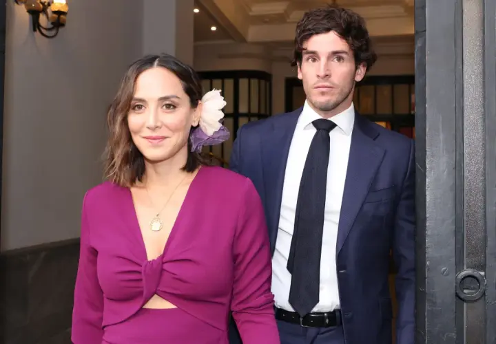 Tamara Falcó e Iñigo Onieva, radiantes, salen juntos. Ella luce un vestido fucsia y él un traje azul marino.