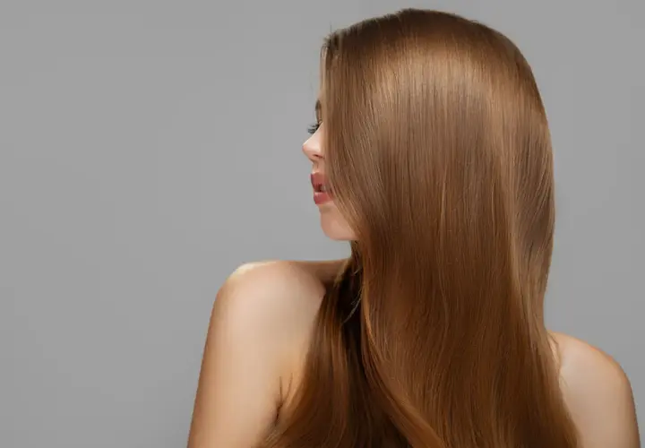 Cabello liso y brillante, resultado de un alisado con keratina.