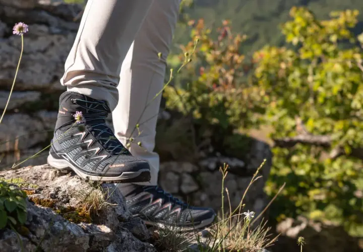 Botas de senderismo Gore-Tex en roca. Aprende como limpiar botas de Gore-Tex para mantenerlas en perfecto estado.