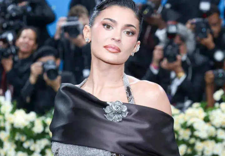 Kylie Jenner deslumbrante en la Met Gala, con un elegante vestido negro y joyas brillantes.