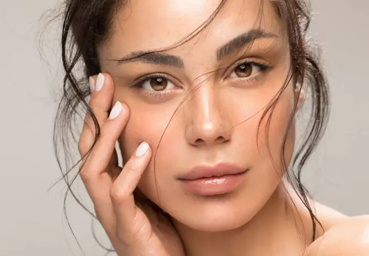 Rostro de mujer con piel radiante, realzada con ingredientes como trofolastin o rosa mosqueta.