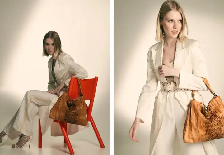 Modelo luce un traje beige y un bolso de cuero marrón con detalles calados.