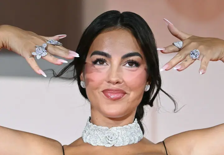 Georgina luce deslumbrante con su collar de diamantes y un espectacular anillo Georgina, adornado con gemas brillantes.