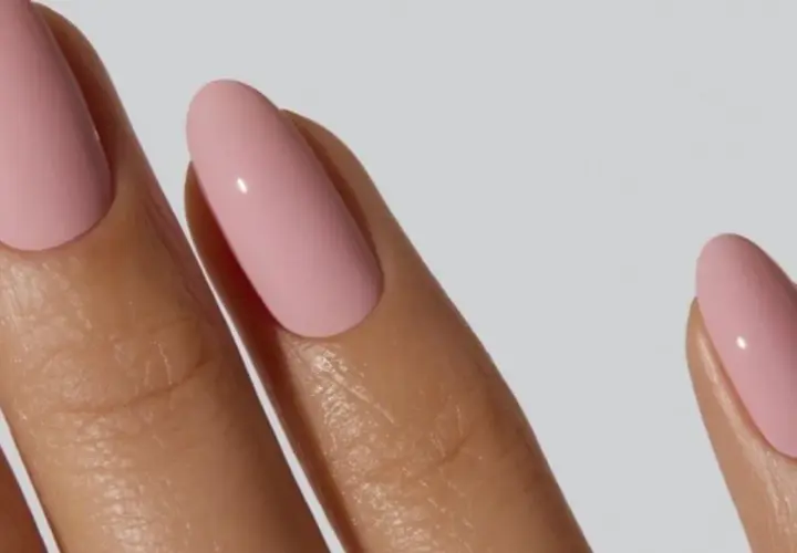 Manicura en tono rosa pastel, un color de uñas de moda que aporta elegancia y dulzura a tus manos.