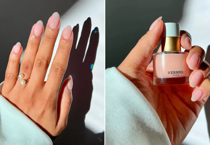 Manicura elegante con uñas nude, anillo de perlas y esmalte de uñas de Hermès.