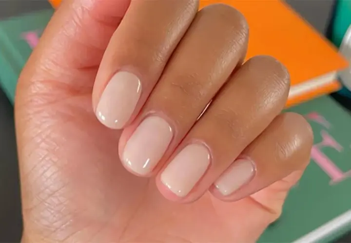 Manos con uñas color crema, un tono que ilumina y da un aspecto joven.