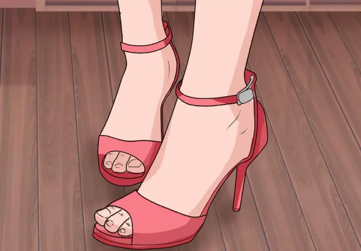 Pies con sandalias rojas y tacones de 10 cm son altos, listos para caminar con estilo sobre el suelo de madera.