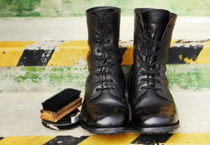 Botas militares negras, cepillo y betún. Aprende como limpiar botas militares para que luzcan impecables.