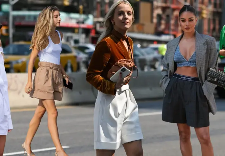 Tres mujeres pasean por la calle, cada una con un estilo único para combinar bermudas mujer.