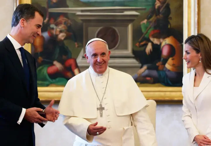 El Papa Francisco sonríe a Felipe VI y Letizia, quienes disfrutan del privilegio de blanco en un encuentro oficial.