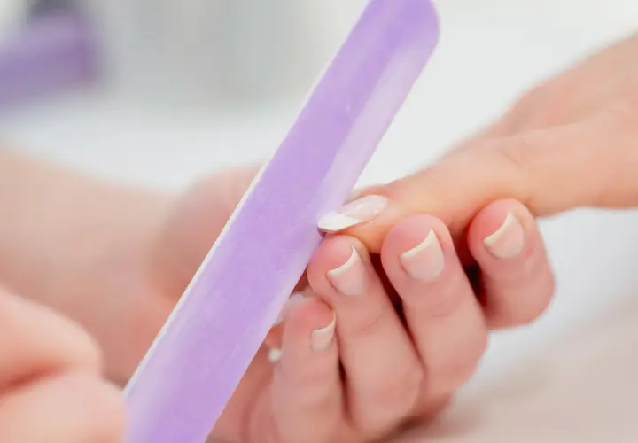 Lima las uñas para darles forma cuadrada.