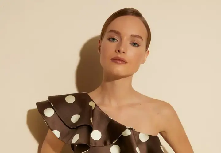 Mujer con top de lunares marrones, lista para la feria de abril sin vestido.