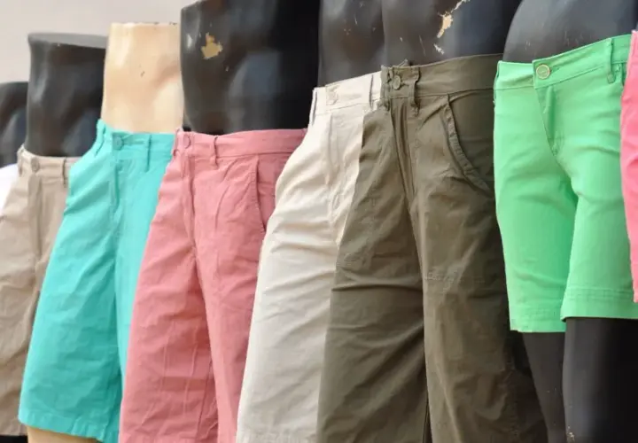 Varios maniquíes exhiben un outfit de pantalon corto hombre en colores vibrantes: rosa, verde, beige y con estampados.