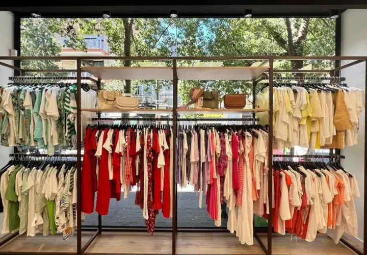 Exhibición de ropa de verano en tiendas grupo Inditex. Vestidos, blusas y accesorios en tonos pastel y vibrantes.