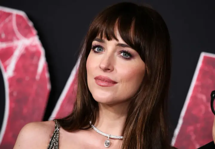 Dakota Johnson con un elegante flequillo cortina y un collar de diamantes.