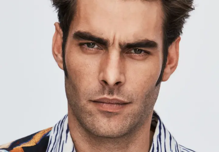 Primer plano de Jon Kortajarena con mirada intensa y camisa estampada.
