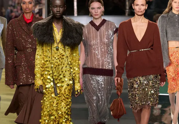 Modelos desfilan con atuendos brillantes. Un vestido amarillo con paillette y un traje marrón con lentejuelas destacan.