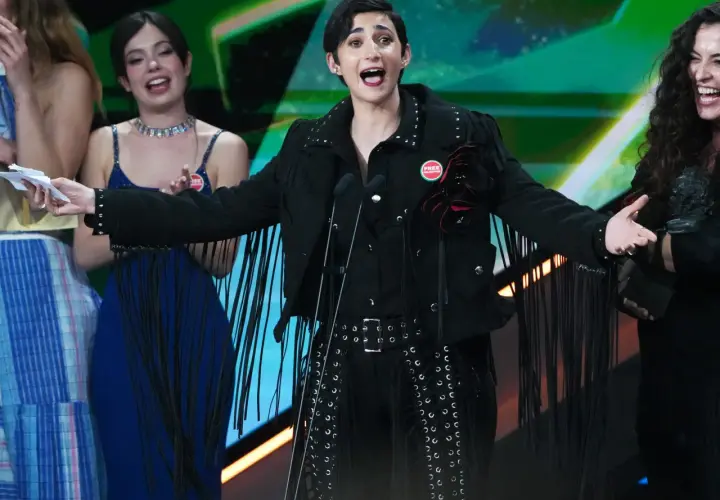 Alba Flores, con un look audaz y un pin de "Free Palestine", celebra en el escenario.